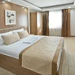 Lion Hotel *