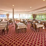 Lion Hotel *