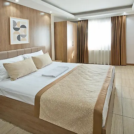 Lion Hotel *