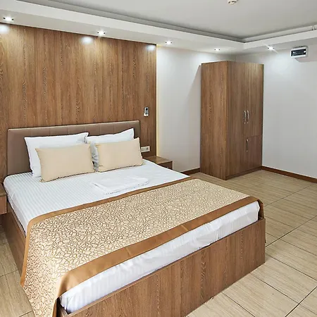 Lion Hotel *